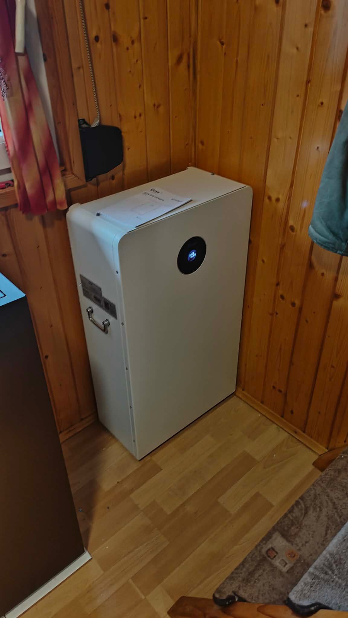 Pompa ciepła obok domu z instalacją PV